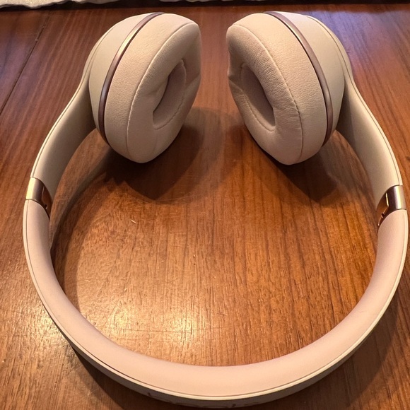 Beats Solo3 Wireless On-Ear Headphones - Matte Gold BASICALLY NEW - Picture 4 of 12
